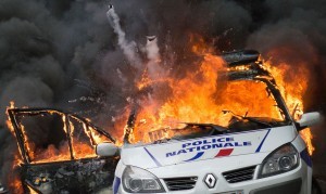une-voiture-de-police-incendiee-par-des-manifestants-anti-police-a-paris-le-18-mai-2016_5599971