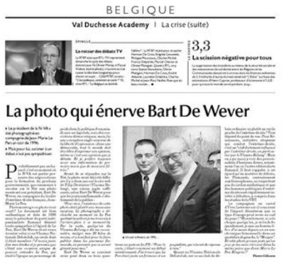 Article du quotidien La Libre Belgique au sujet des connexions De Wever-Le Pen. Photo de Bart de Wever et Jean-Marie Le Pen, en 1996.