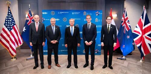 (De gauche  droite) Mike Burgess, directeur gnral de l'Australian Security Intelligence Organisation, David Vigneault, directeur du Service canadien du renseignement de scurit, Christopher Wray, directeur du FBI, Andrew Hampton, directeur gnral de la scurit et chef de la direction du Service no-zlandais du renseignement de scurit, et Ken McCallum, directeur gnral du MI5, posent pour une photo de groupe lors du sommet sur les technologies mergentes et la scurisation de l'innovation  Palo Alto (Californie), le 16 octobre 2023. 