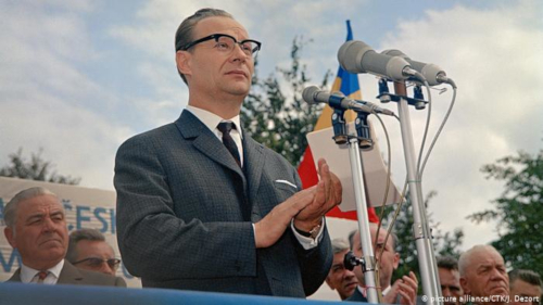 « Le socialisme à visage humain n'est pas mort. Hum... Vous m'entendez là ? » 