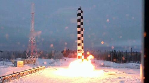"Environ la moiti des units de la force russe de missiles stratgiques ont t quipes des derniers systmes de missiles Yars et sont en train d'tre rarmes avec des ogives modernes Avangard."