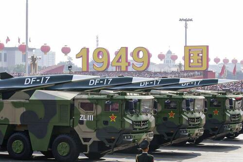 Des v�hicules militaires transportant des missiles hypersoniques DF-17 passent devant la place Tiananmen lors d'un d�fil� militaire � P�kin, en Chine, le 1er octobre 2019. (Jason Lee/Reuters)