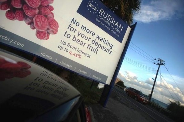 Parmi les gros d�posants dans des banques chypriotes figurent des riches particuliers russes, attir�s par les promesses de rentabilit� de la Russian Commercial Bank (Cyprus). Ici une affiche publicitaire le long d'une route pr�s du port chypriote de Limassol.