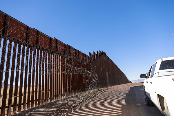 Mur de l're Trump  la frontire entre les tats-Unis et le Mexique prs de Naco, en Arizona.