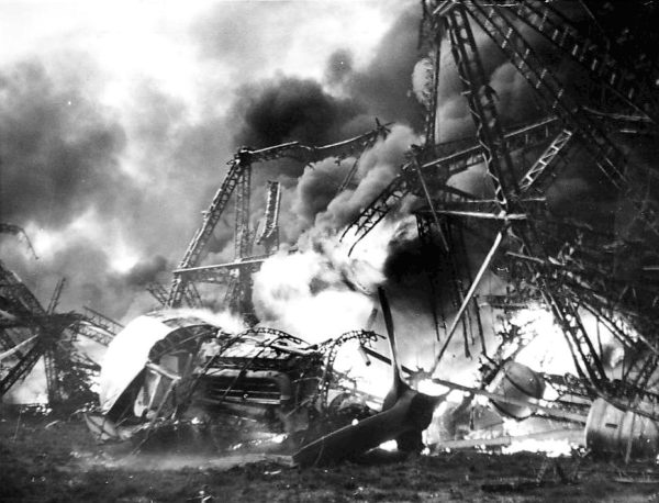 Il ne reste pas grand chose du puissant moteur Daimler-Benz du Hindenburg, alors que la structure brle encore.