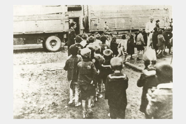 Des enfants dports dans des trains