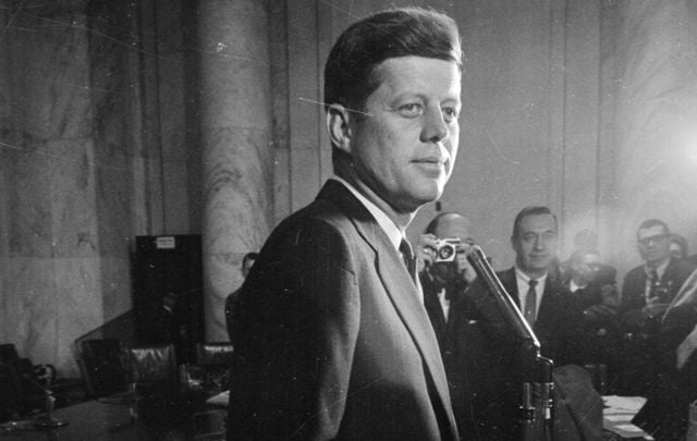 Kennedy a parlé de son oncle JFK comme étant "en guerre" avec le complexe militaro-industriel, et a affirmé que les agences de renseignement "essayaient de le piéger" pour qu'il lance des excursions militaires à Cuba et au Viêt Nam.