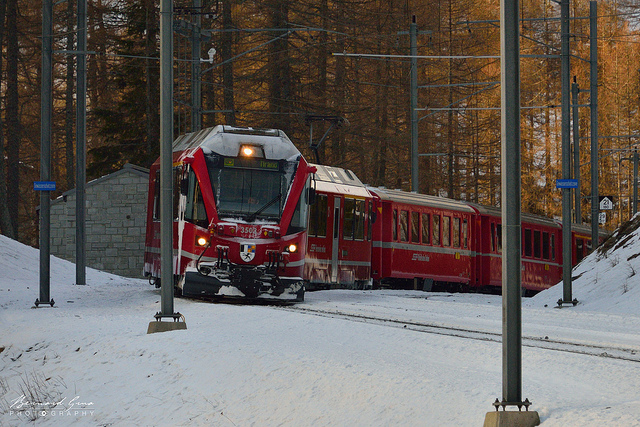 Train rouge dans les lacets entre le plateau de Cavaglia et l’Alp Grüm (environ 2000 m) – 08:57  © Bernard Grua