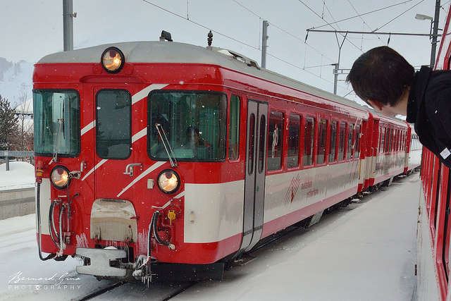 Sedrun (1450 m): croisement du train pour Andermatt avec celui pour Disentis Mustér – 15:31 © Bernard Grua