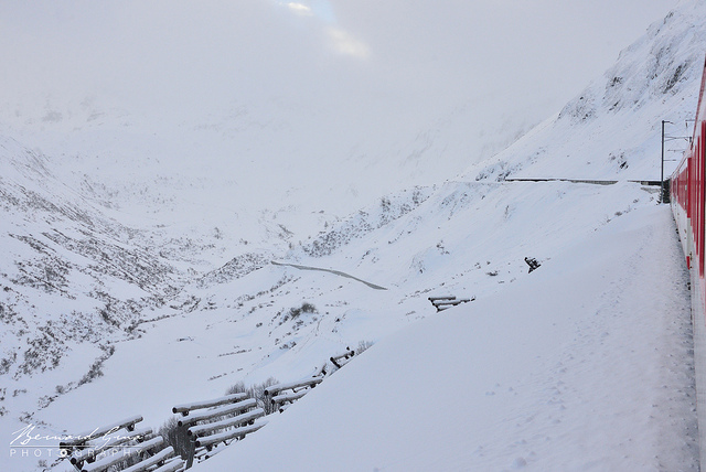 Ultime tronçon vers le col entre Tschamut-Selva et l’Oberalppass. La visibilité est réduite par le plafond nuageux et par les chutes de neige – 15:49 © Bernard Grua