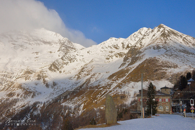 Gare de l’Alp Grüm (2091 m), Chemins de fer rhétiques, en hiver au pied des sommets sud du massif de la Bernina – 09:07  © Bernard Grua