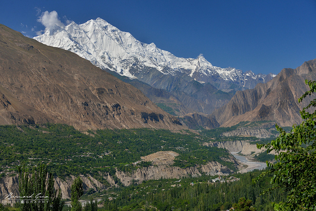 Karimabad vers 09:30 du matin: vue vers l'aval de la vallée de la Hunza et sur le massif du Rakaposhi (littéralement « Mur brillant »), également connu sous le nom de Dumani (« La mère des brouillards »), 7 788 m © Bernard Grua