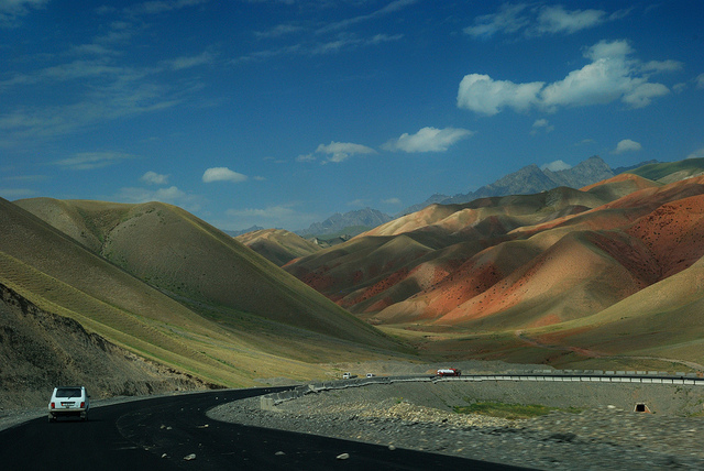 Route entre Sarry Tash et Osh Kirghizstan  © Bernard Grua