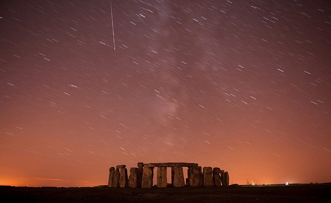 Perséides au-dessus de Stonehenge