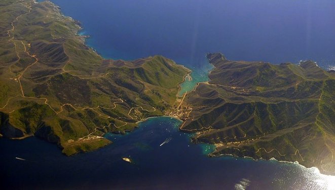 L'�le de Catalina poss�de deux villages, Two-Harbours, connue sous le nom de «&nbsp;l'Isthme&nbsp;», avec 300 habitants, et Avalon. Il n'a qu'un seul restaurant, un h�tel et un magasin g�n�ral. � Anonyme