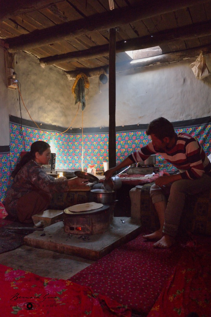cuisine d'une maison wakhie avec dildung - Par Bernard Grua