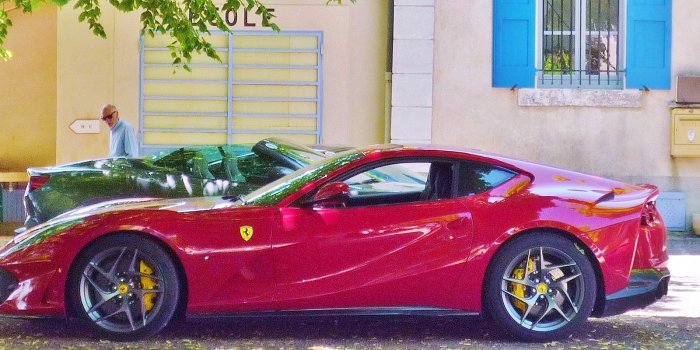 La quasi-moitié des Ferrari vendues sont électrifiées