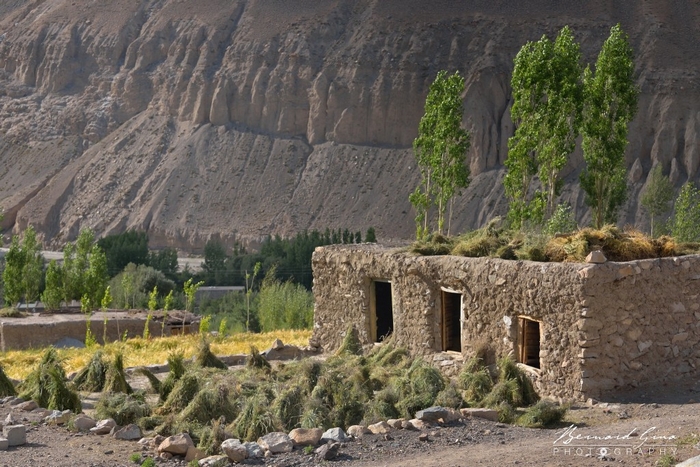 Maison traditionnelle pamirie avec du foin sur le toit - Par Bernard Grua
