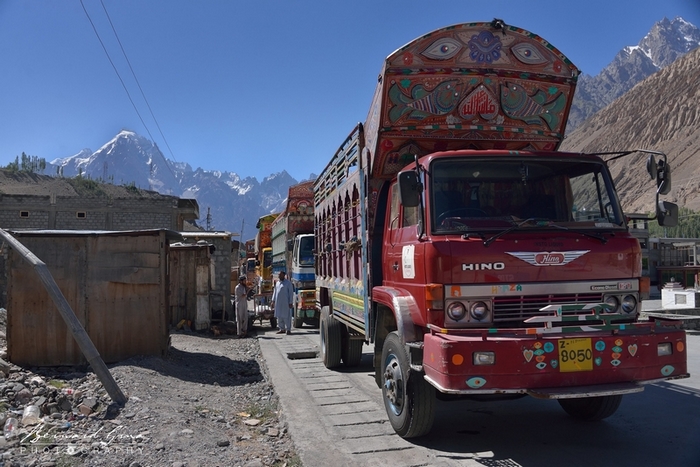 rue pincipale de sost sur la karakoram highway - Par Bernard Grua