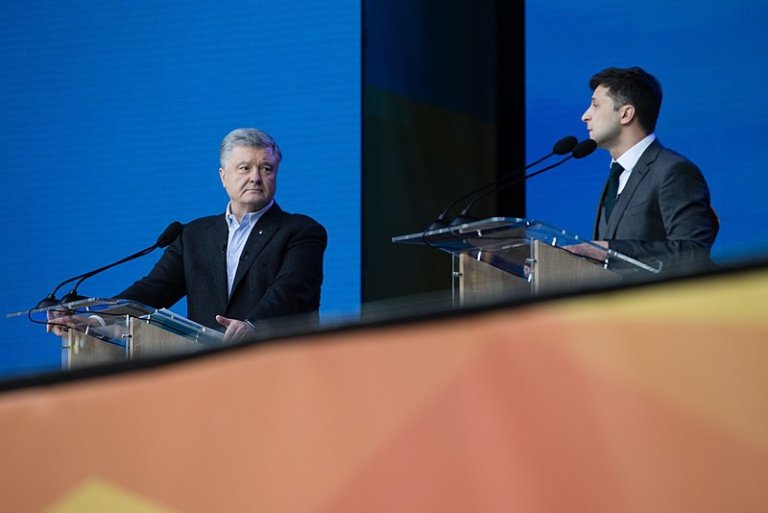 Petro Porochenko et Vladimir Zelensky sur scne devant des pupitres.