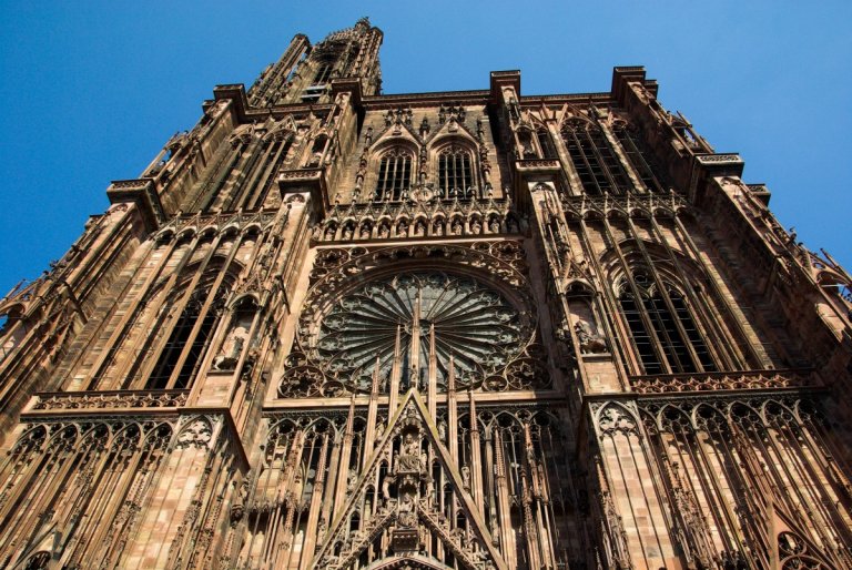 architecture, bâtiment, point de repère, façade, église, cathédrale, gothique, vitrail, lieu de culte, flèche, symétrie, Strasbourg, dôme, moyen Âge, architecture gothique, site historique, histoire ancienne