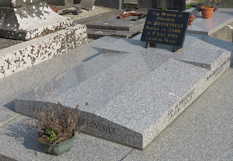 File:Tombe de la famille De Dieuleveult au Minihic-sur-Rance.jpg