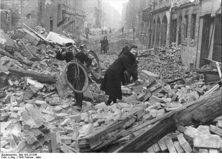 File:Bundesarchiv Bild 183-J31345, Berlin, Zerstörung nach Luftangriff.jpg  - Wikimedia Commons