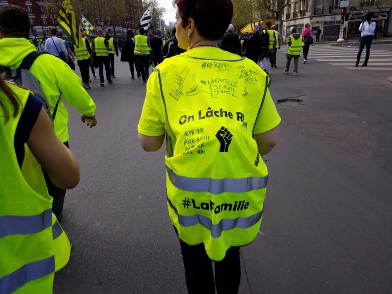 Banderoles, drapeaux et Gilets jaunes